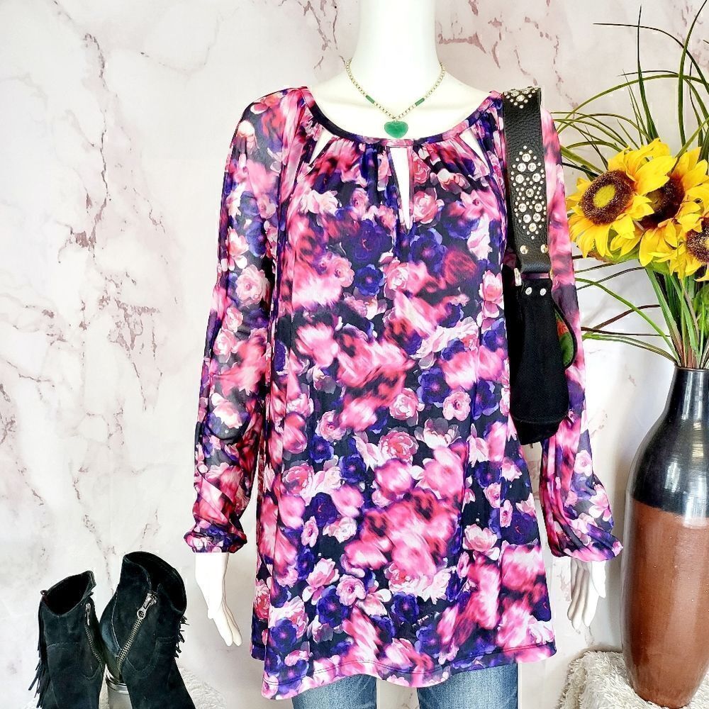 Jennifer Lopez beautiful floral print blouse